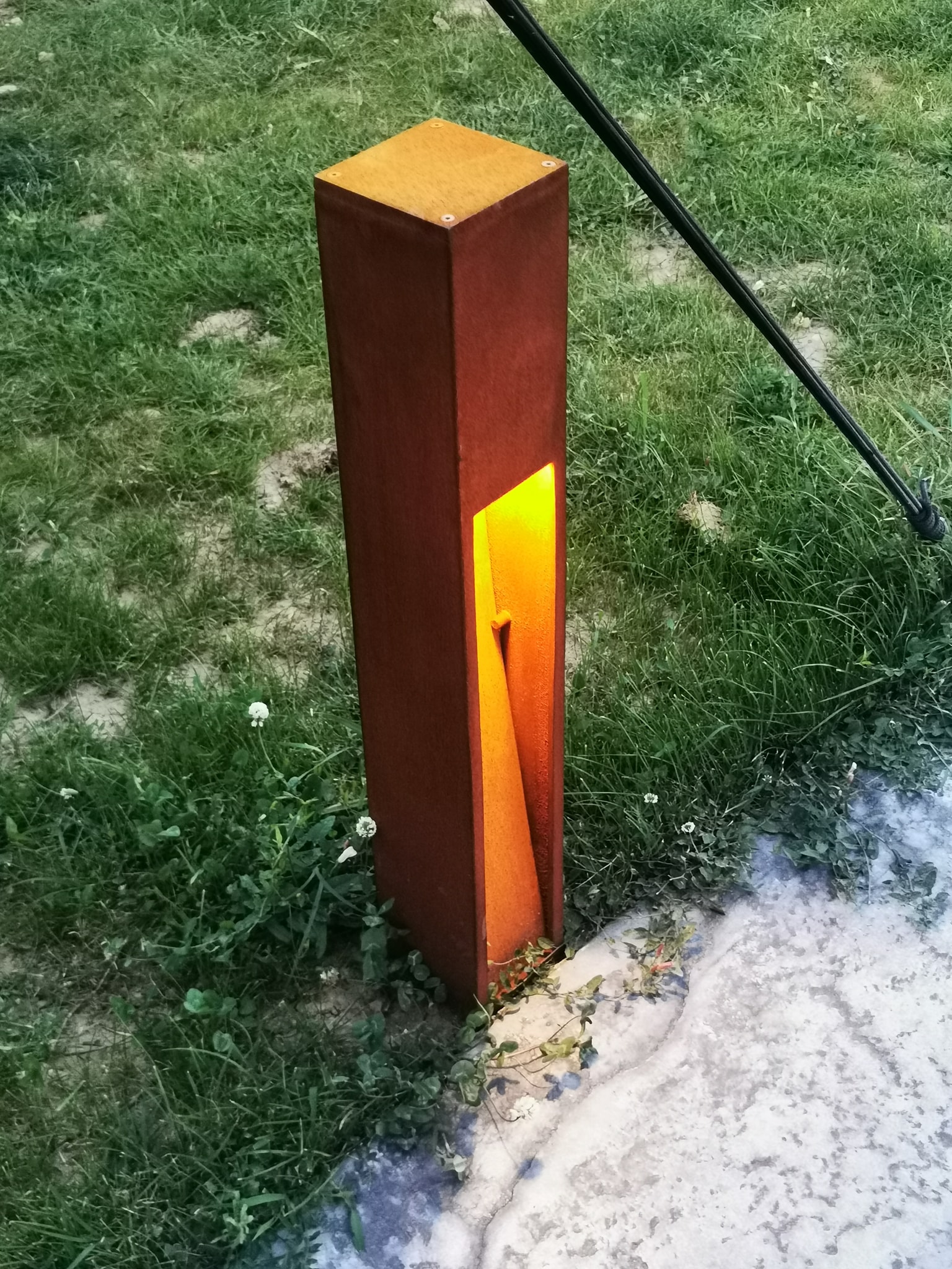 installation poteau lumineux extérieur