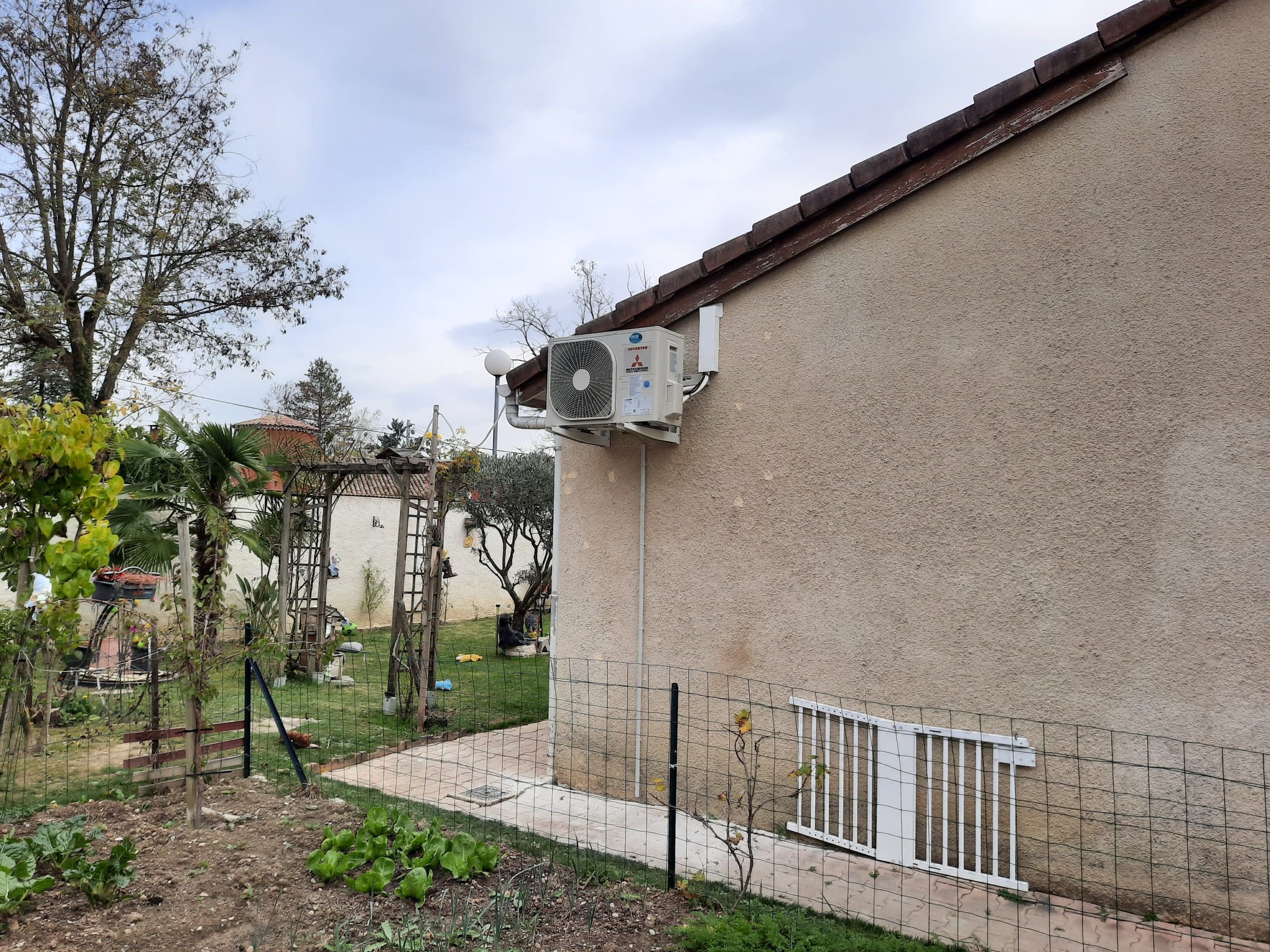 module extérieur pac installé sur le mur d'une maison