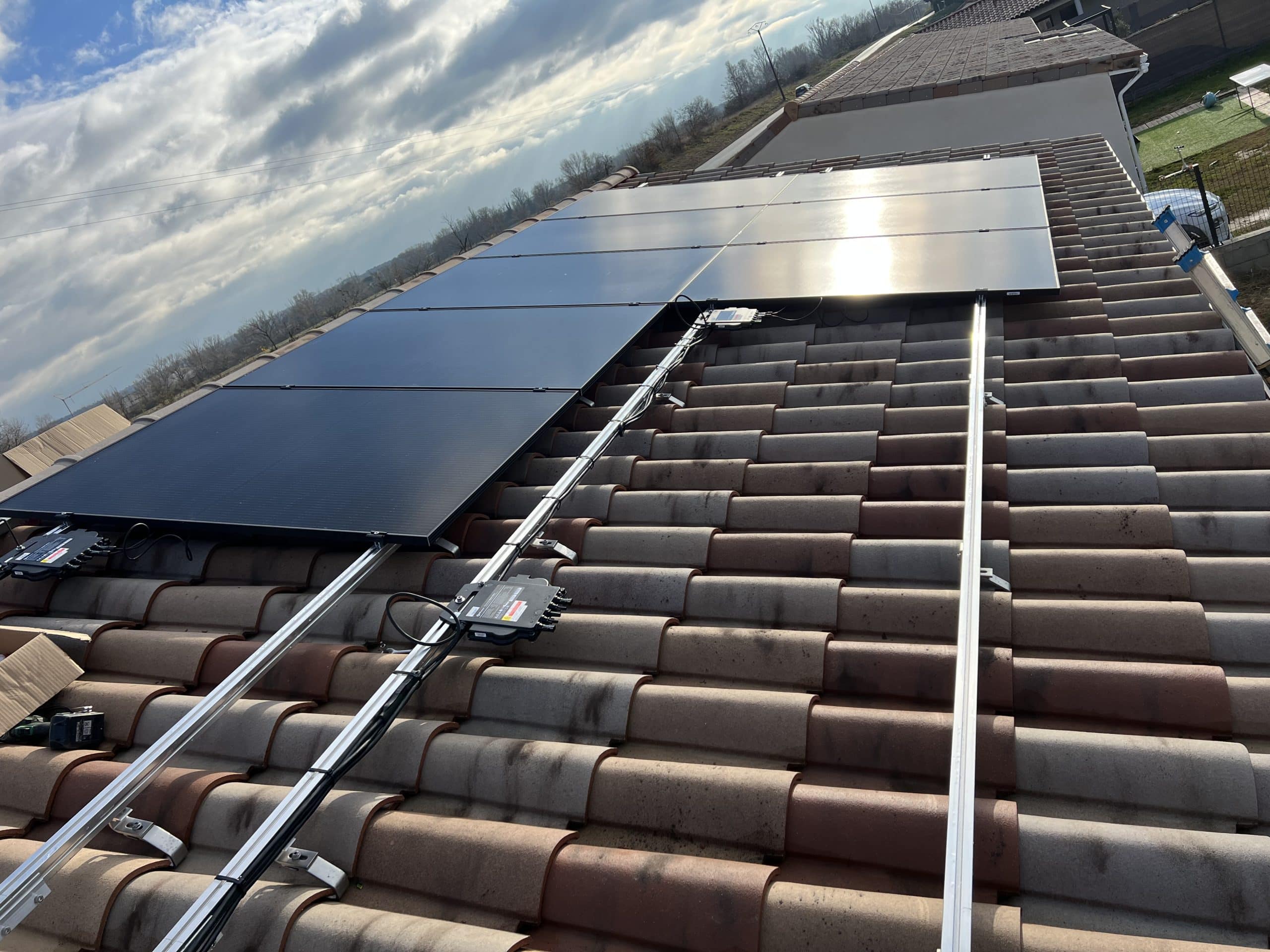 modules photovoltaïques en cours d'installation